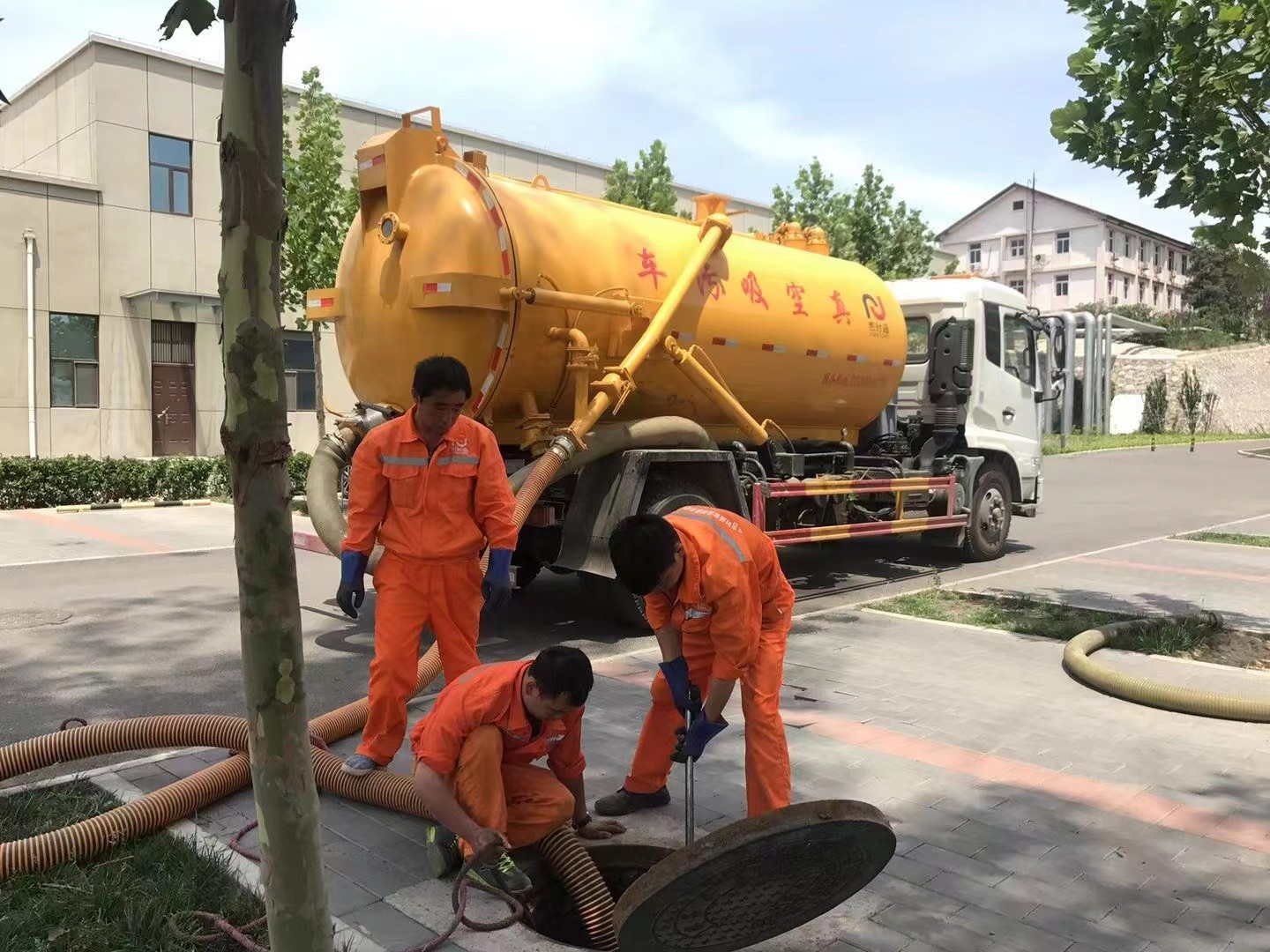 无极管道疏通车停在窨井附近