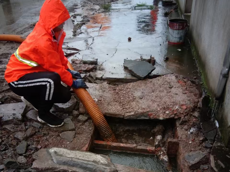 无极专业清理污水池 炜誉市政以规范流程守护城市 “肠道”